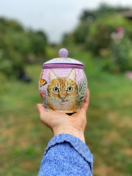 kleine Urne für eine rote Katze mit schiefen Maul