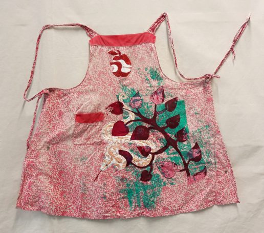 bestickte und bedruckte Schürze mit Gebrauchsspuren Gemeinschaftsarbeit mit Katja Martin