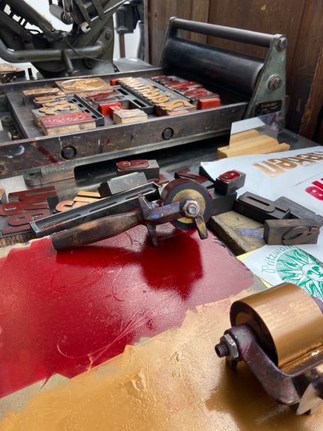 Arbeitsplatz Andruckpresse mitRollen und Farbe