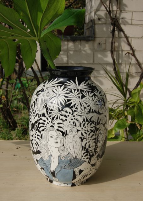 grosse Vase, Frau mit Papagei