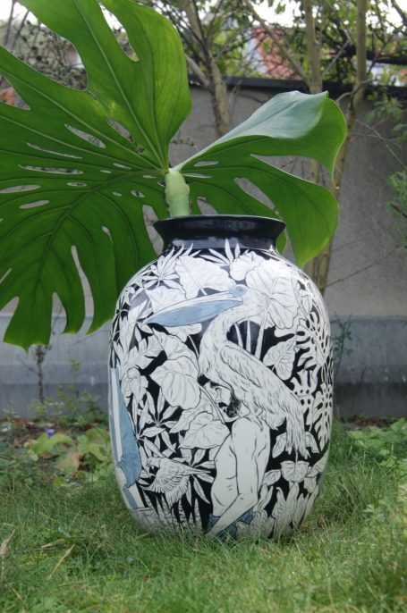 grosse Vase, Man mit Pelikan