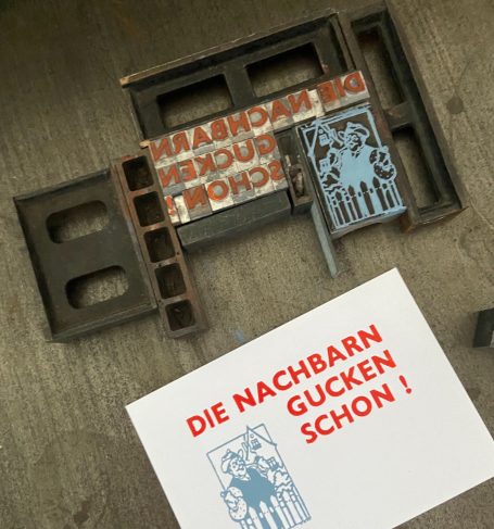 Karte Buchdruck, die Nachbarn gucken schon. Klischees und Bleibuchstaben