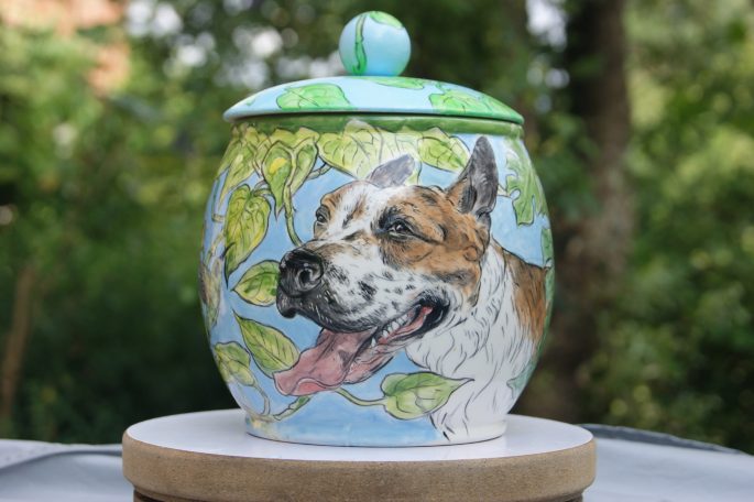 handbemalte Urne für einen grossen Hund mit einer Pflanze 