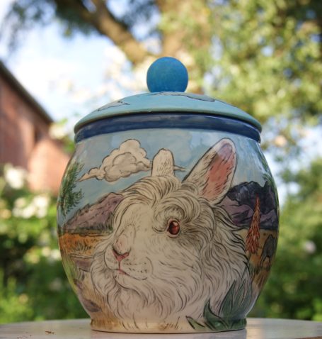 kleine Urne für ein Kaninchen das aussieht wie ein Löwe