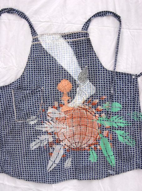 bestickte und bedruckte Schürze mit Gebrauchsspuren Gemeinschaftsarbeit mit Katja Martin