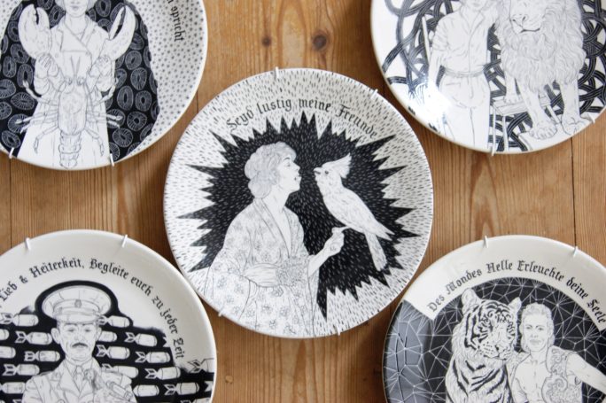 bemalter Teller 2018, "Seid lustig meine Freunde" Frau mit Papagei