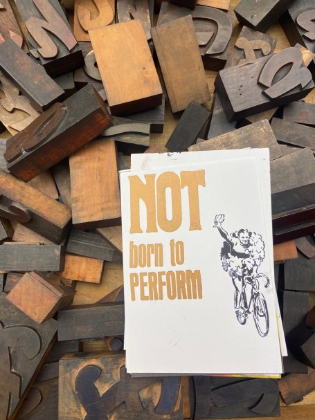 Karte Buchdruck, "not born to perform". Klischee und Bleibuchstaben