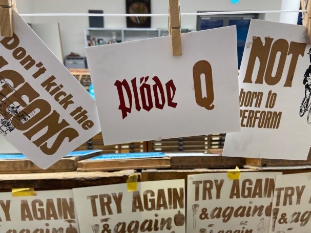 Karte Buchdruck, "plöde Q". Bleibuchstaben