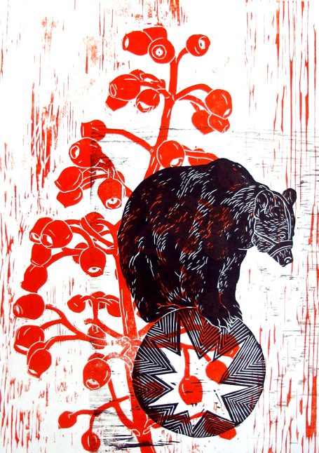 farbiger Holzschnitt, 2014 Bär auf Ball mit Platze im Hintergrund