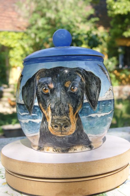 grosse Urne für einen Dobermann