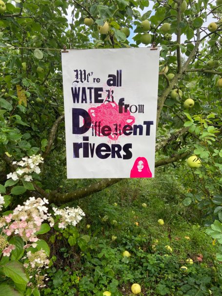 Plakat mit Holzbuchstaben, Holzschnitt und Linolschnitt nach einem Text von Yoko Ono