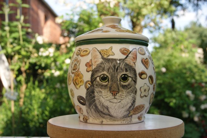 kleine Urne für eine graue Katze