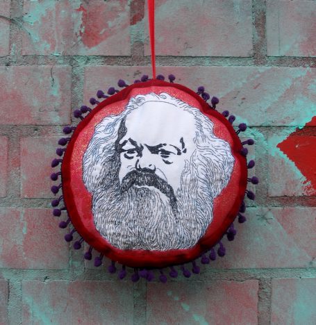 rundes Lavendelkissen mit Marx bestickt 