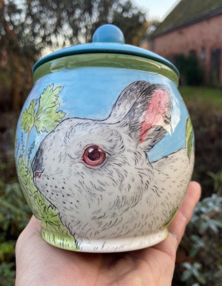 kleine Urne mit einem weissen Kaninchen